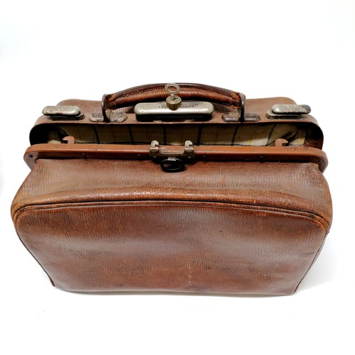 28 - Small antique leather gladstone bag (with original key) 30cm x 15cm x 23cm high in good used conditi... 