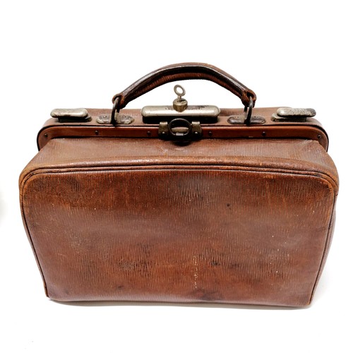 28 - Small antique leather gladstone bag (with original key) 30cm x 15cm x 23cm high in good used conditi... 