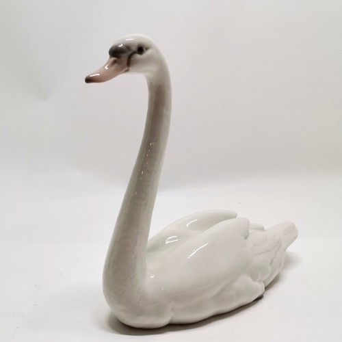 67 - Lladro porcelain model of a swan - 21cm high & no obvious damage