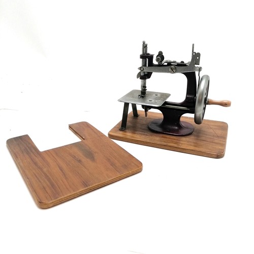 111 - Childs C1950's sewing machine. 23cm wide x21cm high x16cm deep