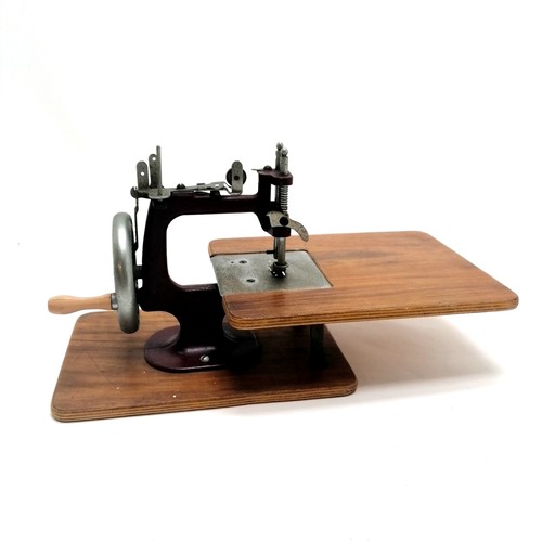 111 - Childs C1950's sewing machine. 23cm wide x21cm high x16cm deep