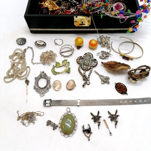 200 - Quantity of antique and silver costume jewellery including filigree, hand carved cameo, some A/F. in... 