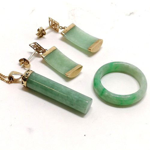 220 - 9ct hallmarked gold green spinach jade suite of jewellery - chain length 44cm ~ total weight of lot ... 