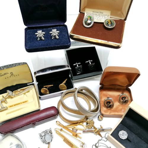 227 - Qty of gents cufflinks (inc 2 pairs of vintage enamel, teddy bears, Mona Lisa, Laughing cavalier etc... 