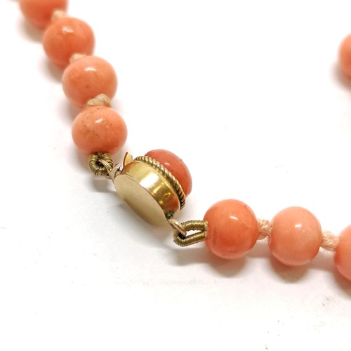 235 - Antique coral bead necklace with unmarked 14ct (tests as) clasp. 53cm long, 6mm beads & 22.8g total ... 