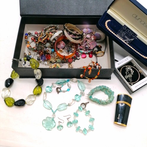 236 - Qty of costume jewellery inc silver clasped pearls, carved glass rose necklace etc. In a black box