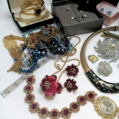 264 - Qty of costume jewellery - some boxed inc Napier, St Justin etc t/w qty of gold tone etc