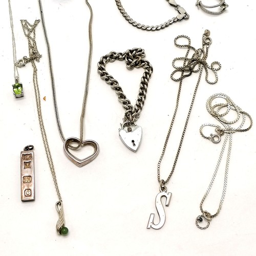 274 - Qty of silver jewellery inc heart pendant on 32cm chain, peridot pendant, padlock bracelet (safety c... 