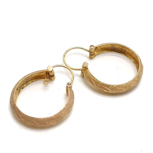 286 - 14ct marked gold hoop earrings (2.4g) t/w 9ct half hoop pair & green stone earrings (2g total weight... 