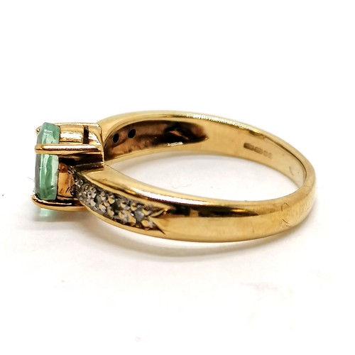 289 - 9ct hallmarked gold blue stone ring with diamond set shoulders - size M & 3.1g total weight