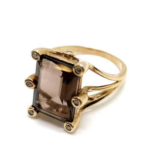 319 - 9ct hallmarked gold smoky quartz & diamond (8 stones inc 2 to the top / bottom) ring - size Q½ & 5.3... 