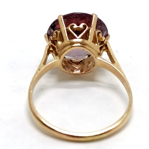 321 - Foreign marked (touch tests as 18ct) gold alexandrite solitaire ring - size R & 5.3g ~ stone is 1.3c... 