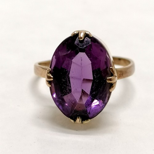 322 - 9ct marked gold amethyst ring - size R & 3.9g