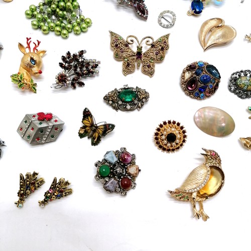 323 - Qty of costume brooches inc deer, frog, cherub, christmas present, mother of pearl, butterflies etc