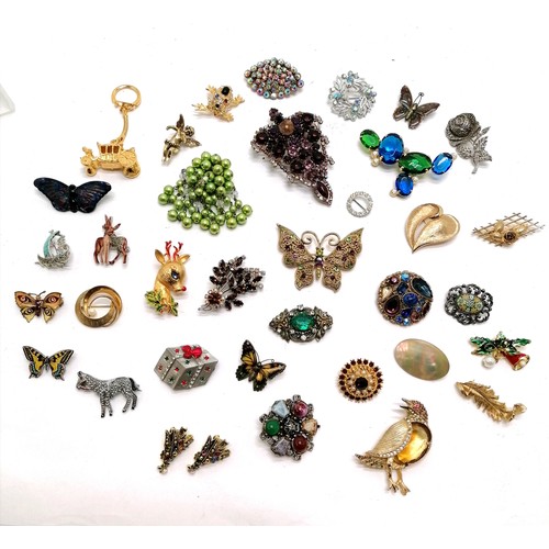 323 - Qty of costume brooches inc deer, frog, cherub, christmas present, mother of pearl, butterflies etc