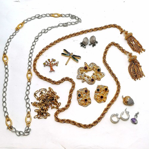 324 - 2 x Monet gold tone necklaces + Monet tassel necklace (90cm), Trifari earrings etc