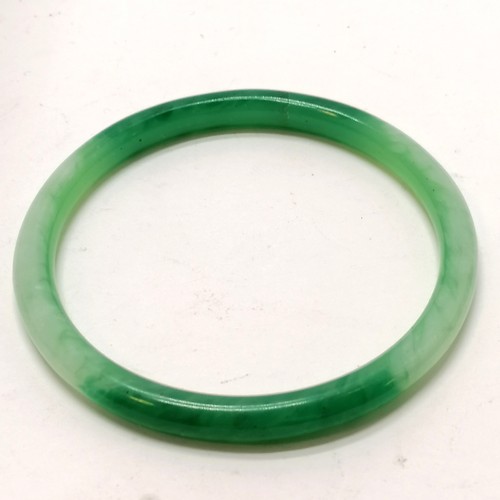 330 - Chinese hardstone jade bangle A/F (7cm diameter), unmarked silver green stone ring & elasticated gre... 