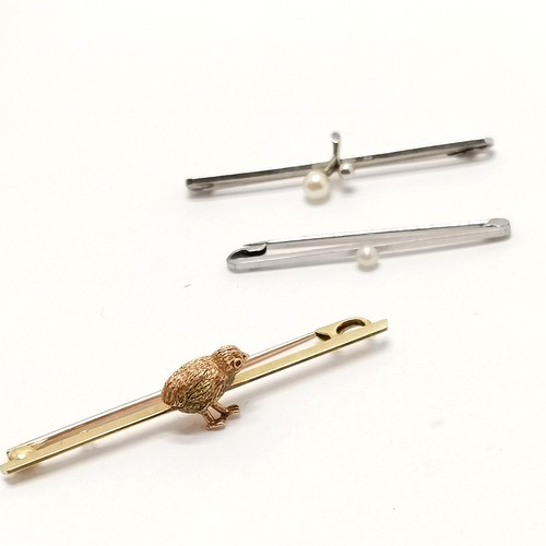 335 - Antique 15ct marked gold bar brooch with cast chick detail (2.5g & 4.6cm) t/w 2 x 9ct white marked g... 