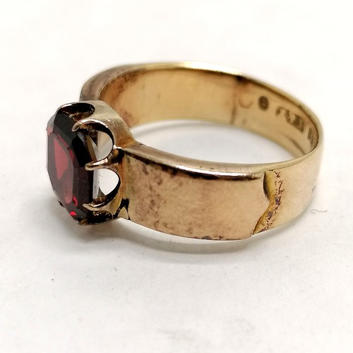 353 - 18ct gold octagonal garnet set ring - size P & 5.9g total weight