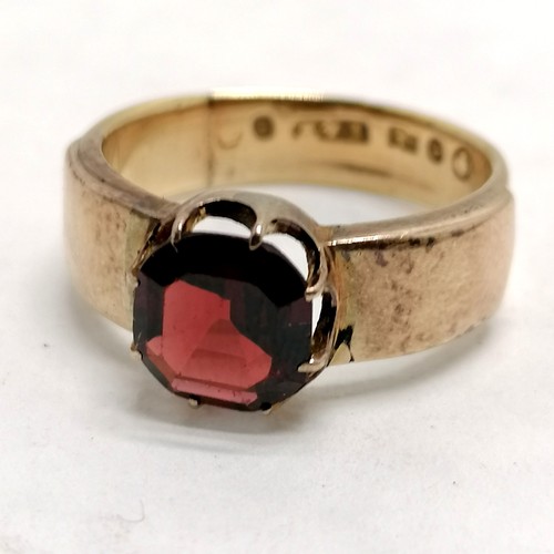 353 - 18ct gold octagonal garnet set ring - size P & 5.9g total weight