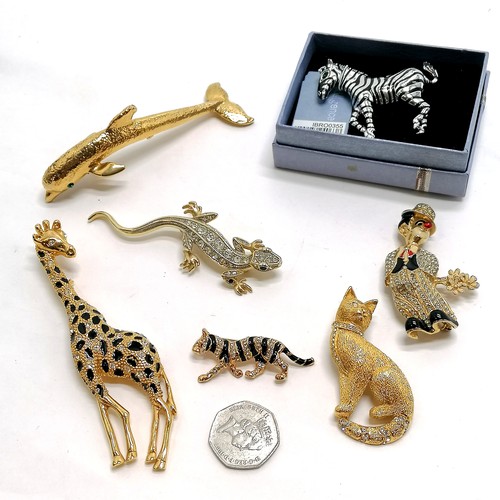 Qty of costume jewellery inc Goebel cat brooch (in original box), Elvis ...