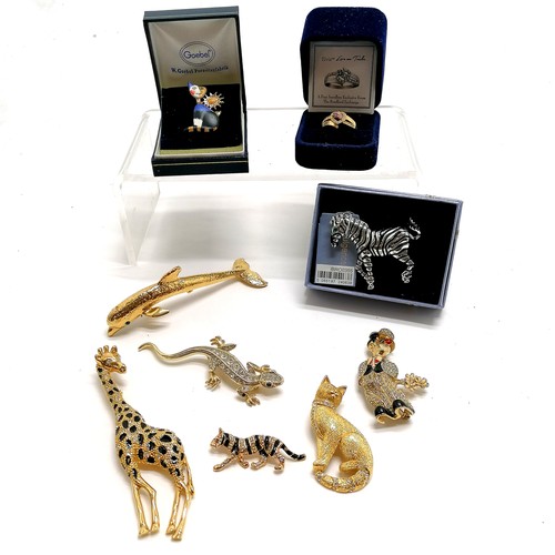 355 - Qty of costume jewellery inc Goebel cat brooch (in original box), Elvis gold tone ring (in box), nov... 