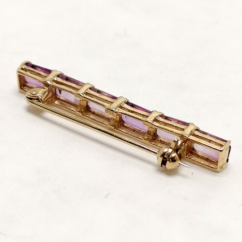 370 - 9ct hallmarked gold amethyst bar brooch - 3.5cm long & 2.3g total weight