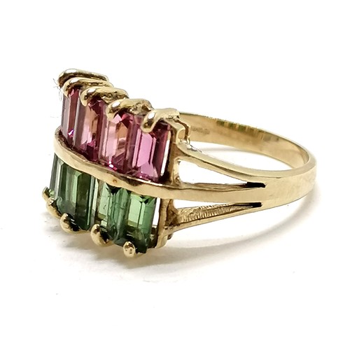 386 - 9ct hallmarked gold green / pink tourmaline ring - size N½ & 4g total weight