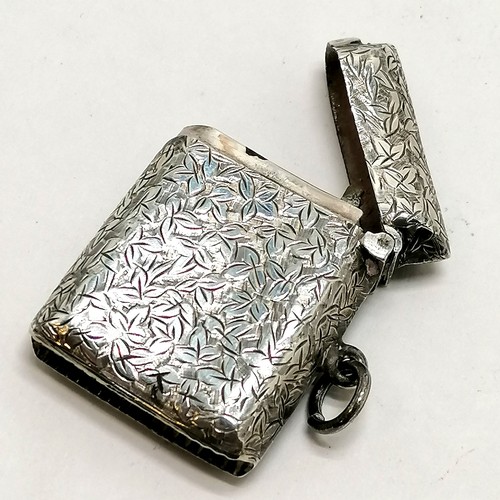 450 - Antique sterling silver vesta with hand chased leaf decoration - 4cm & 22g total weight & in good br... 