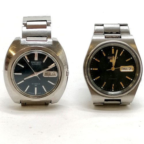 498 - 2 Seiko automatic gents stainless steel wristwatches, Seiko 5 is 35mm cased and has an exhibition ba... 