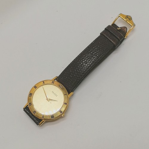 520 - Gucci gents gold plated quartz watch (32mm case) - has marks to case & glass - WE CANNOT GUARANTEE T... 