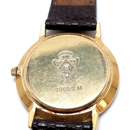 520 - Gucci gents gold plated quartz watch (32mm case) - has marks to case & glass - WE CANNOT GUARANTEE T... 