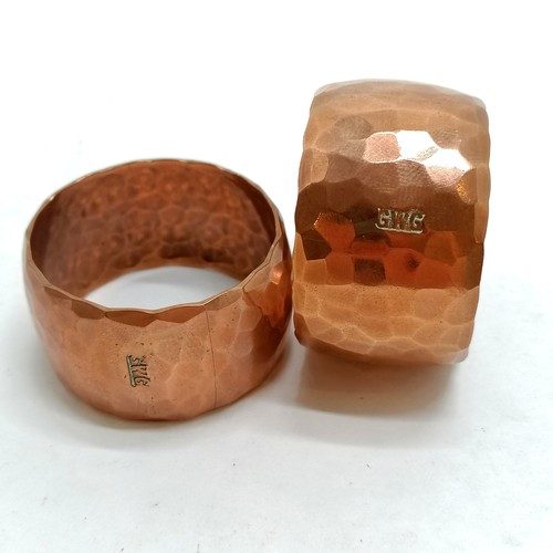 534 - Pair of copper Arts & Crafts style napkin rings with planished detail by GWG - 4cm diameter