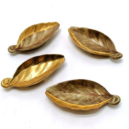 540 - 4 antique Worcester leaf shaped dishes with gilded decoration, 10cm long. Has rubbing to the gilding