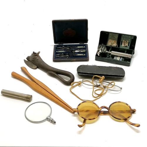 559 - Qty of oddments inc Opticians boxed instruments set, green bakelite ever-ready boxed razor, bully be... 