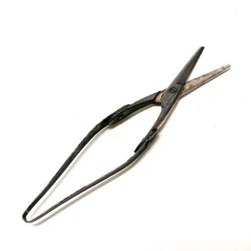 562 - Mayer's patent scissors with sprung handle / mechanism - 10.5cm