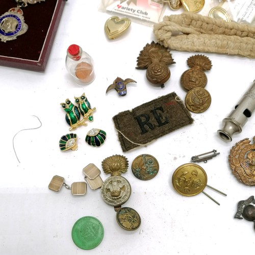 616 - Qty of oddments inc military badges, ARP whistle, 3 x 1983 GB proof coin sets, 2 x silver RAOB medal... 