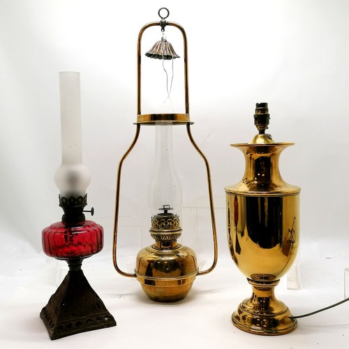 115 - Electrified oil lamp with cranberry font, ceiling brass Veritas oil lamp and brass lamp base 46cm hi... 