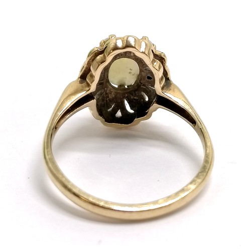 189 - Unmarked gold opal cluster ring - size R½ & 3.7g total weight. Has chip to centre stone