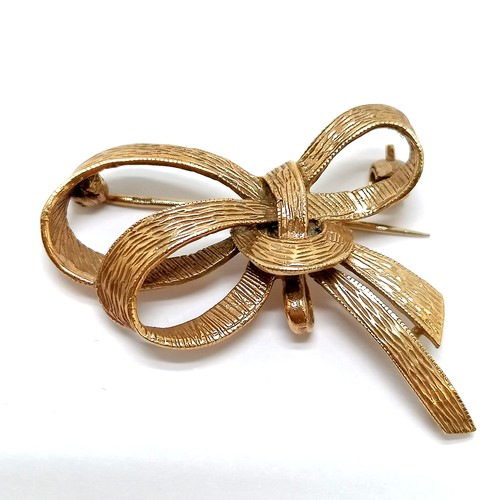 200 - 9ct hallmarked rose gold bow brooch t/w yellow gold purple stone pendant (3cm drop) - total weight 8... 