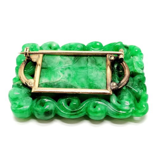 225 - Antique Chinese spinach jade brooch with deep hand carved decoration with an unmarked gold mount - 5... 