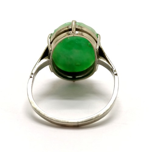 228 - 9ct marked white gold hand carved jade stone set ring - size J & 2.2g total weight