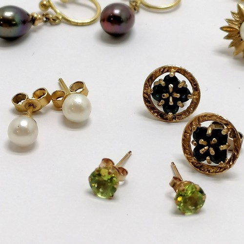 249 - 6 x pairs of 9ct gold earrings (3 pairs unmarked) inc pearl, garnet etc - 10g total weight - SOLD ON... 