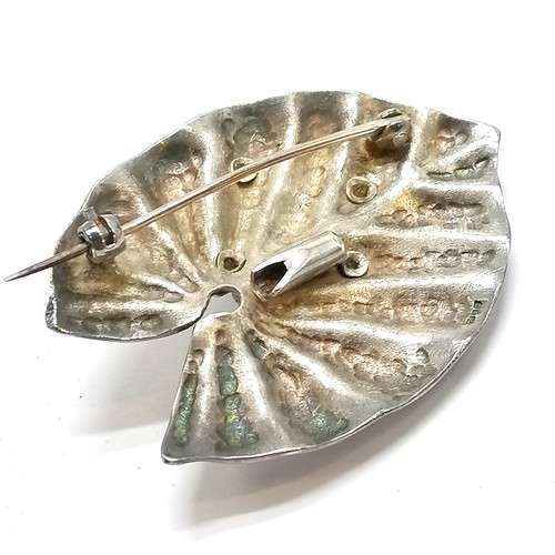 263 - Sterling silver frog on lily pad brooch by GS&S - 4cm across & 17g - SOLD ON BEHALF OF THE NEW BREAS... 