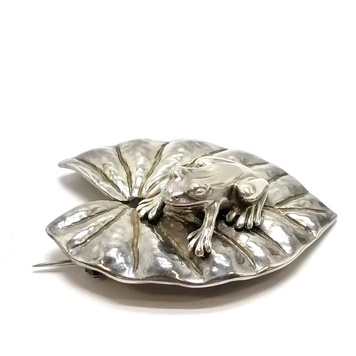 263 - Sterling silver frog on lily pad brooch by GS&S - 4cm across & 17g - SOLD ON BEHALF OF THE NEW BREAS... 