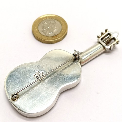 321 - Sterling silver guitar brooch - 7cm & 21g