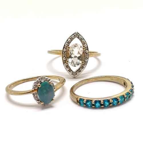 326 - 3 x 9ct hallmarked rings inc opal doublet & diamond (size N½), blue stone (size O) & white stone wit... 