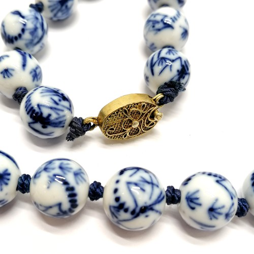 341 - Oriental blue & white porcelain bead necklace (60cm) with unmarked silver gilt filigree clasp