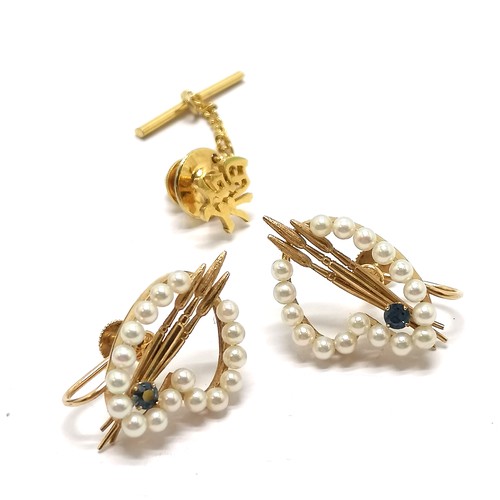 395 - Unusual 14ct gold screw on earrings in the form of an artists palette set with pearls & a blue stone... 