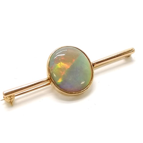 416 - 14ct marked gold brooch set with an opal (1.5cm across) - 4g total weight